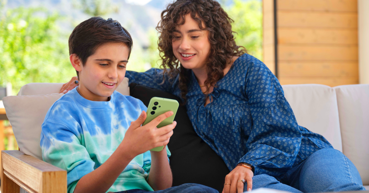 Mom and kid looking at gabb phone